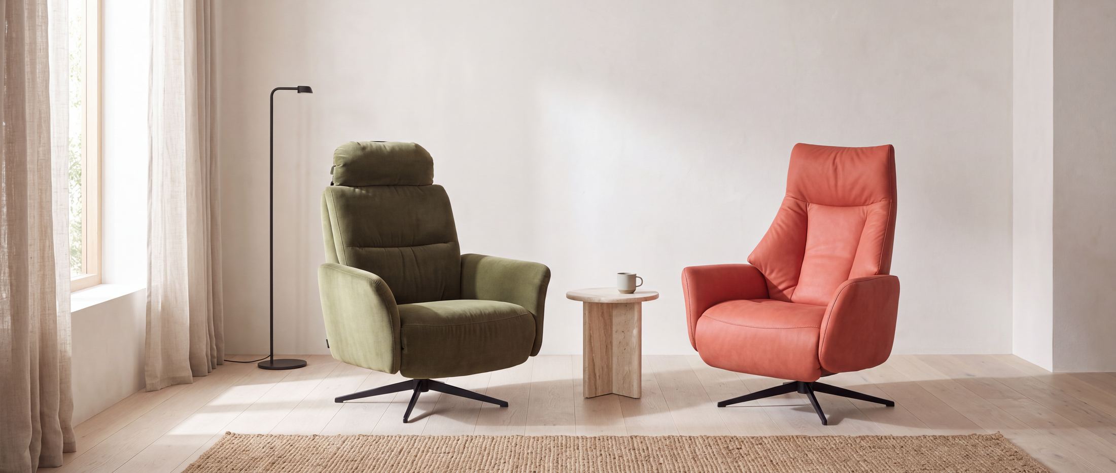 Sillones Nessen Ambra y Baku en una sala luminosa